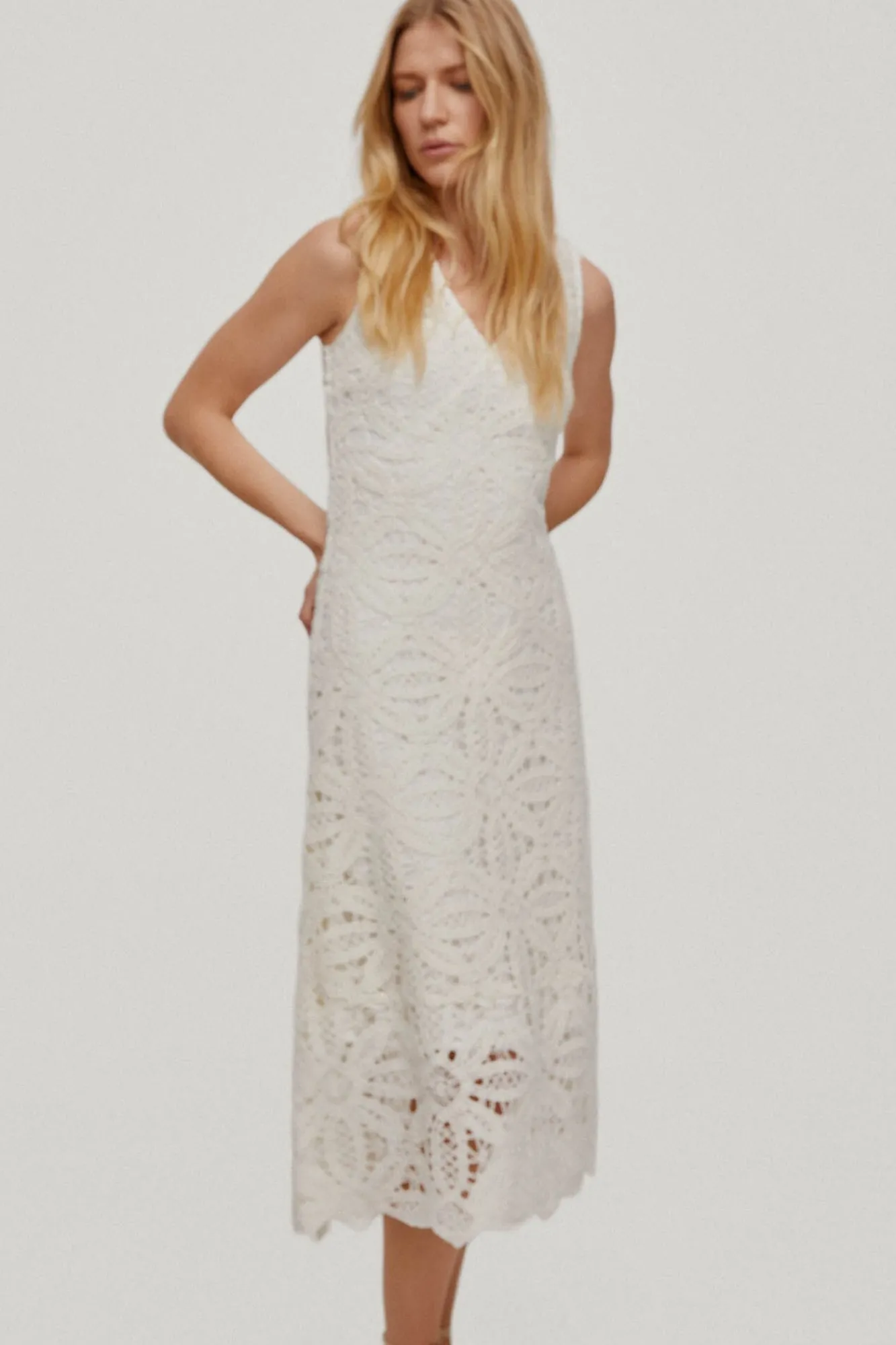 Vestido De Tirantes Tipo Crochet Cuello Pico Y Largo Midi Falda Evase^Pedro del Hierro Flash Sale