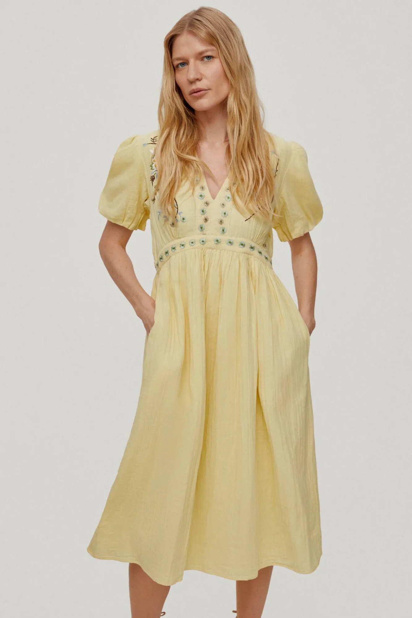 Vestido Largo Rodilla Con Detalle De Bordados Florales.^Pedro del Hierro Sale