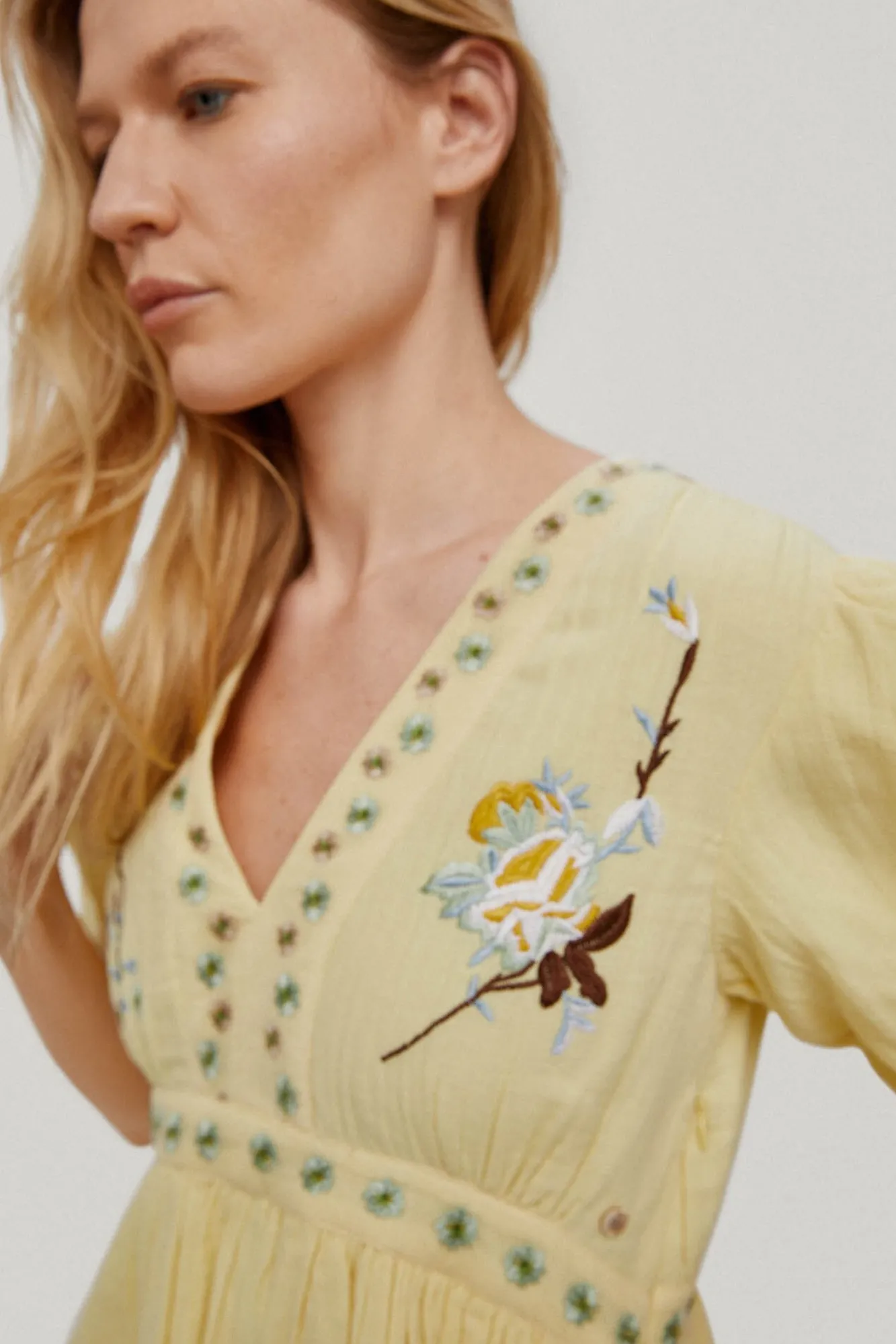 Vestido Largo Rodilla Con Detalle De Bordados Florales.^Pedro del Hierro Sale